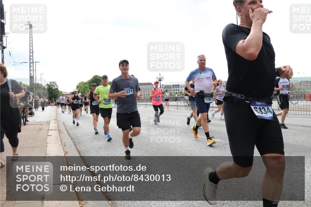 29.06.2025 - hella hamburg halbmarathon Lena Gebhardt http://msf.ph/oto/8430013 29.06.2025 10:43:59 Lombardsbrücke 5293, 5890, 371, 12792, 6334, 2520, 1023, 1026, 1095, 1306, 1310, 1400, 1459, 1802, 1804, 2073, 2186, 2692, 2733, 3065, 3288, 3390, 3596, 3597, 4627, 4636, 4866, 4898, 5001, 5127, 5192, 5201, 5214, 5293, 5730, 5731, 5890, 5902, 5905, 6036, 6096, 6226, 6334, 6895, 6931, 6971, 6973, 7197, 7205, 7206, 7326, 7489, 7504, 7610, 7818, 8000, 8058, 8233, 8504, 8591, 8763, 8870, 8957, 9073, 9510, 9704, 9831, 9879, 10083, 10097, 10200, 10202, 10223, 11955 meine-sportfotos.de