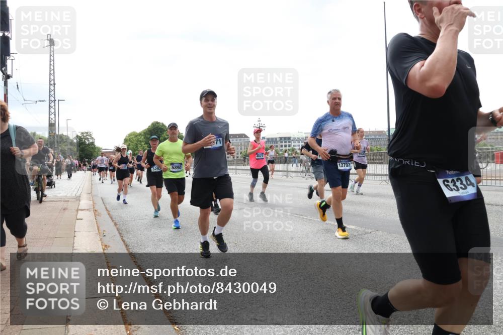 29.06.2025 - hella hamburg halbmarathon Lena Gebhardt http://msf.ph/oto/8430049 29.06.2025 10:44:00 Lombardsbrücke 4627, 5293, 5890, 12792, 6334, 1023, 1026, 1095, 1306, 1310, 1400, 1459, 1519, 1802, 1804, 2073, 2186, 2692, 2733, 3065, 3288, 3390, 3596, 3597, 4627, 4636, 4866, 4898, 5001, 5127, 5192, 5201, 5214, 5293, 5730, 5731, 5890, 5902, 5905, 6036, 6096, 6226, 6334, 6895, 6971, 6973, 7197, 7205, 7206, 7326, 7489, 7504, 7610, 7818, 7842, 8000, 8058, 8504, 8591, 8763, 8870, 8957, 9073, 9510, 9704, 9831, 9879, 10097, 10200, 10202, 10223, 11955 meine-sportfotos.de