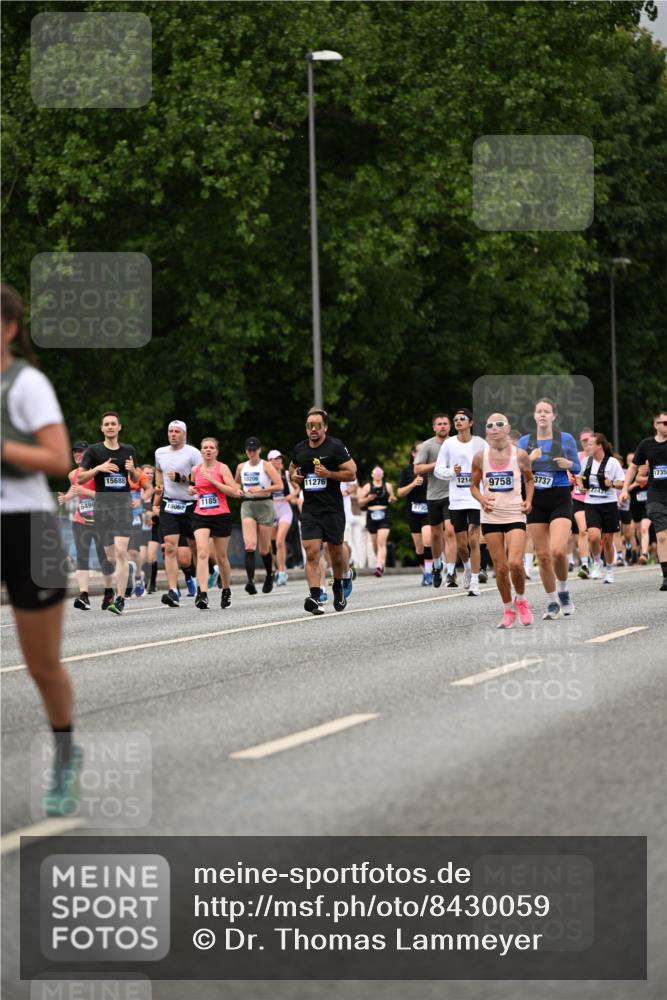 29.06.2025 - hella hamburg halbmarathon Dr. Thomas Lammeyer http://msf.ph/oto/8430059 29.06.2025 10:51:48 Kennedybrücke 1073, 1555, 1593, 1618, 2211, 2320, 2491, 2500, 2556, 2981, 3277, 3823, 4342, 5700, 5895, 7240, 7827, 8105, 8158, 9092, 9743, 9758, 10511, 11276, 11378 meine-sportfotos.de