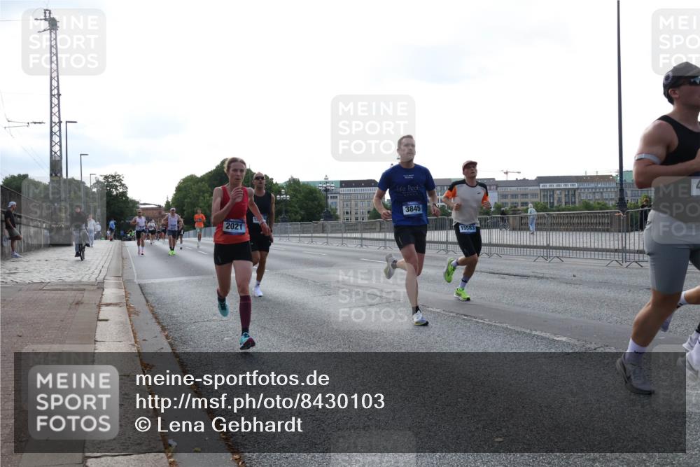 29.06.2025 - hella hamburg halbmarathon Lena Gebhardt http://msf.ph/oto/8430103 29.06.2025 09:44:37 Lombardsbrücke 2021, 3845, 15583, 1065, 1122, 2021, 2879, 3075, 3845, 3968, 4678, 5344, 5367, 7231, 7349, 7793, 8473, 8731, 8975, 9079, 10106, 10156, 10173, 10655, 10790, 11877, 12287, 12337, 12369, 13779, 13956, 14828, 15268, 15576, 15583, 15655, 15880, 16118, 16377, 16736, 17258, 17354, 18567, 18699, 19114 meine-sportfotos.de