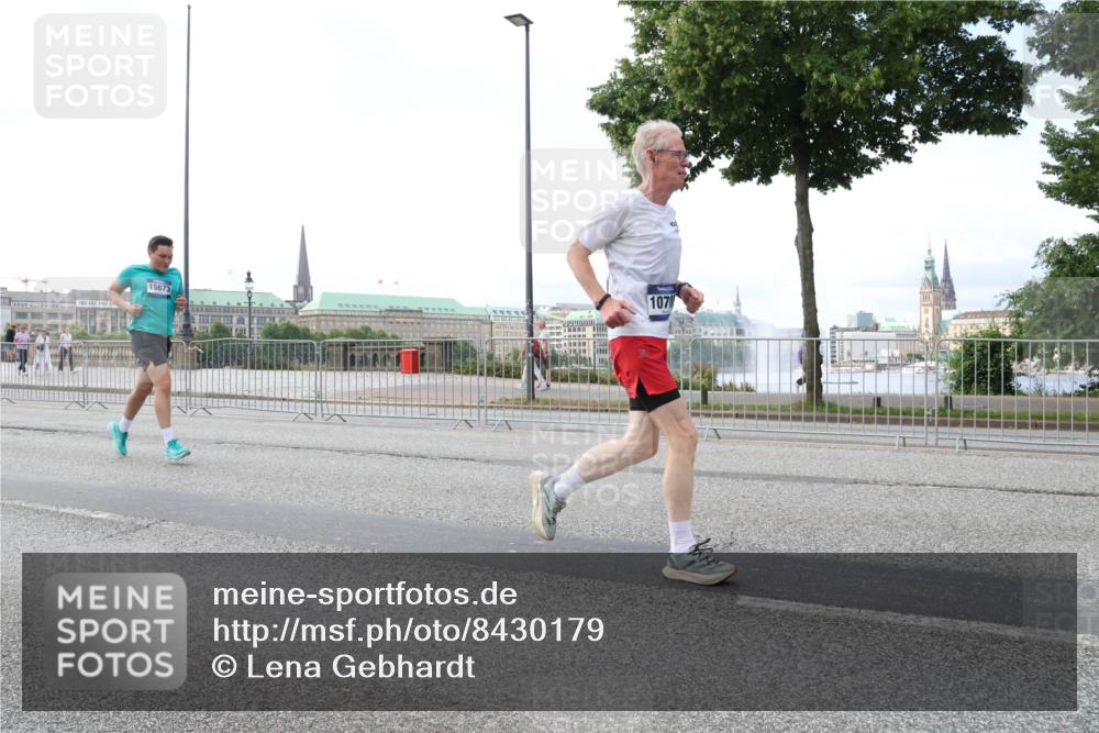 29.06.2025 - hella hamburg halbmarathon Lena Gebhardt http://msf.ph/oto/8430179 29.06.2025 10:07:27 Lombardsbrücke 15673, 1070, 1173, 1893, 2032, 2136, 2190, 3922, 4262, 4502, 4550, 5242, 5899, 6196, 6517, 6518, 6707, 6713, 6715, 6833, 7019, 7503, 8744, 9338, 9967, 10212, 10700, 11758, 12378, 12550, 15051, 15673, 16241, 17062, 17895, 18218, 18316, 18721, 19134 meine-sportfotos.de