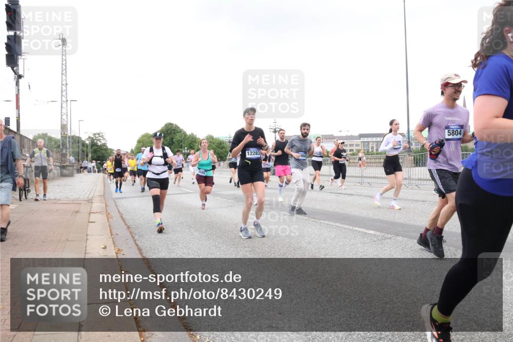 29.06.2025 - hella hamburg halbmarathon Lena Gebhardt http://msf.ph/oto/8430249 29.06.2025 10:54:10 Lombardsbrücke 12283, 904, 5804, 1017, 1263, 1687, 1744, 1753, 1762, 1779, 1789, 1822, 1949, 2079, 2372, 2600, 2761, 2854, 3055, 3079, 3187, 3188, 3249, 3364, 3465, 3467, 3557, 3857, 4323, 4685, 4720, 4801, 4838, 5157, 5309, 5430, 5514, 5804, 5817, 5856, 5898, 5933, 5964, 6039, 6192, 6273, 6468, 6583, 6987, 6988, 7039, 7498, 7614, 7670, 7874, 7946, 8801, 8803, 8867, 8924, 9130, 9138, 9203, 9503, 9572, 9771, 10207, 11354, 11390, 11785 meine-sportfotos.de