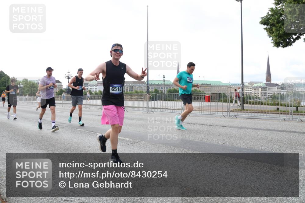 29.06.2025 - hella hamburg halbmarathon Lena Gebhardt http://msf.ph/oto/8430254 29.06.2025 10:07:28 Lombardsbrücke 218, 6713, 6518, 15673, 1173, 1893, 2032, 2136, 2190, 3922, 4262, 4502, 4550, 5242, 5899, 6196, 6517, 6518, 6707, 6713, 6715, 6833, 7019, 7503, 7760, 8744, 9338, 9967, 10212, 10700, 11114, 11394, 11641, 11758, 12378, 12550, 15051, 15673, 16241, 17062, 17895, 18218, 18316, 18721, 19134 meine-sportfotos.de
