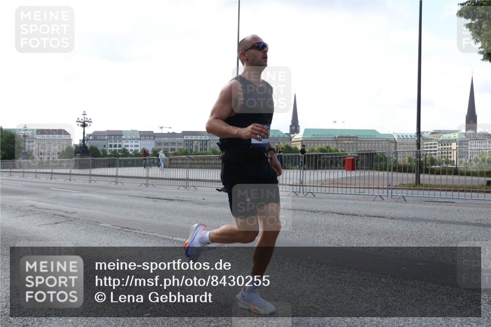 29.06.2025 - hella hamburg halbmarathon Lena Gebhardt http://msf.ph/oto/8430255 29.06.2025 09:44:39 Lombardsbrücke 1065, 2021, 2879, 3075, 3845, 3968, 4678, 5344, 5367, 7349, 7793, 8473, 8731, 8975, 9079, 10106, 10156, 10173, 10655, 10790, 11877, 12287, 12337, 12369, 13779, 13838, 13956, 14828, 15268, 15576, 15583, 15655, 15880, 16118, 16377, 16508, 16736, 17258, 17354, 18567, 18699, 19114 meine-sportfotos.de
