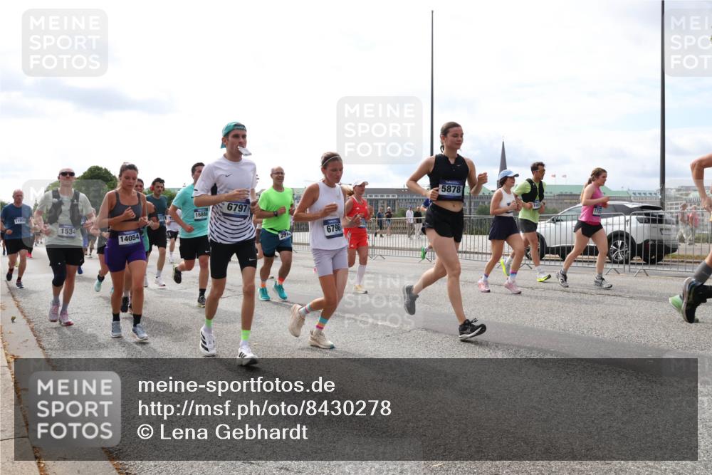 29.06.2025 - hella hamburg halbmarathon Lena Gebhardt http://msf.ph/oto/8430278 29.06.2025 10:19:50 Lombardsbrücke 11999, 16886, 1534, 14054, 6797, 6796, 5878, 1110, 1115, 1145, 1154, 1332, 1534, 1708, 2017, 2064, 2357, 2405, 2441, 2795, 2895, 2918, 2993, 2995, 3278, 3446, 3678, 4108, 4110, 4170, 4539, 4562, 4570, 4737, 4979, 5035, 5123, 5251, 5397, 5449, 5849, 5878, 6444, 6796, 6797, 6872, 6874, 6939, 7137, 7143, 7248, 7249, 7519, 7808, 7836, 7917, 8146, 8387, 8427, 8537, 8575, 8738, 9196, 9856, 10349, 10540, 10550, 10594, 10622, 10701, 11028, 11036 meine-sportfotos.de