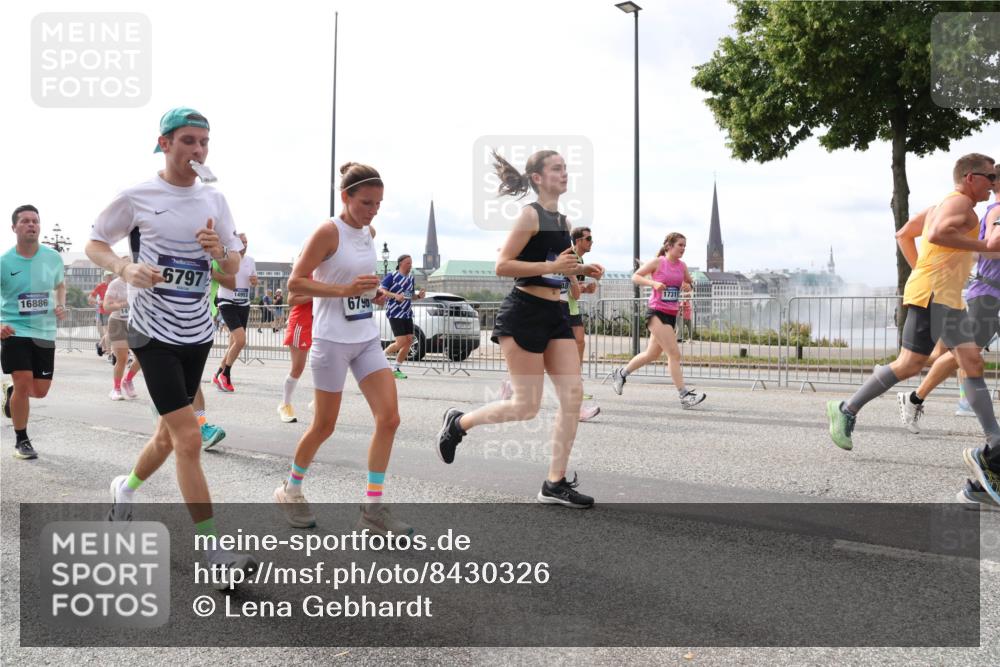 29.06.2025 - hella hamburg halbmarathon Lena Gebhardt http://msf.ph/oto/8430326 29.06.2025 10:19:50 Lombardsbrücke 16886, 6797, 6790, 1110, 1115, 1145, 1154, 1332, 1534, 1708, 2017, 2064, 2357, 2405, 2441, 2795, 2895, 2918, 2993, 2995, 3278, 3446, 3678, 4108, 4110, 4170, 4539, 4562, 4570, 4737, 4979, 5035, 5123, 5251, 5397, 5449, 5849, 5878, 6444, 6796, 6797, 6872, 6874, 6939, 7137, 7143, 7248, 7249, 7519, 7808, 7836, 7917, 8146, 8387, 8427, 8537, 8575, 8738, 9196, 9856, 10349, 10540, 10550, 10594, 10622, 10701, 11028, 11036 meine-sportfotos.de