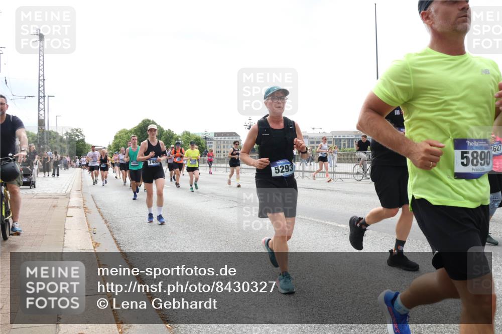 29.06.2025 - hella hamburg halbmarathon Lena Gebhardt http://msf.ph/oto/8430327 29.06.2025 10:44:02 Lombardsbrücke 748, 1455, 5293, 5890, 627, 1023, 1026, 1095, 1306, 1310, 1400, 1459, 1519, 1802, 1804, 2073, 2186, 2692, 2733, 3065, 3288, 3390, 3596, 3597, 4627, 4636, 4866, 4898, 5001, 5127, 5192, 5201, 5214, 5293, 5730, 5731, 5890, 5902, 5905, 6036, 6334, 6895, 6971, 6973, 7197, 7205, 7206, 7326, 7489, 7504, 7610, 7818, 7842, 8000, 8058, 8272, 8504, 8591, 8763, 8870, 8957, 9073, 9510, 9704, 9831, 9879, 10097, 10223, 11955, 12803, 12995 meine-sportfotos.de