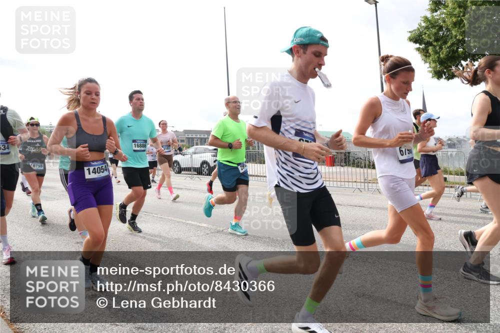 29.06.2025 - hella hamburg halbmarathon Lena Gebhardt http://msf.ph/oto/8430366 29.06.2025 10:19:51 Lombardsbrücke 534, 8755, 14054, 16886, 6790, 1110, 1115, 1145, 1154, 1332, 1534, 1708, 2017, 2064, 2357, 2405, 2441, 2795, 2895, 2918, 2993, 2995, 3278, 3446, 3678, 4108, 4110, 4170, 4539, 4562, 4570, 4737, 4739, 4979, 5035, 5123, 5251, 5397, 5449, 5849, 5878, 6444, 6796, 6797, 6872, 6874, 6939, 7137, 7143, 7248, 7249, 7519, 7808, 7836, 7917, 8146, 8387, 8427, 8537, 8738, 9196, 9856, 10349, 10540, 10550, 10594, 10622, 10701, 11028, 11036 meine-sportfotos.de