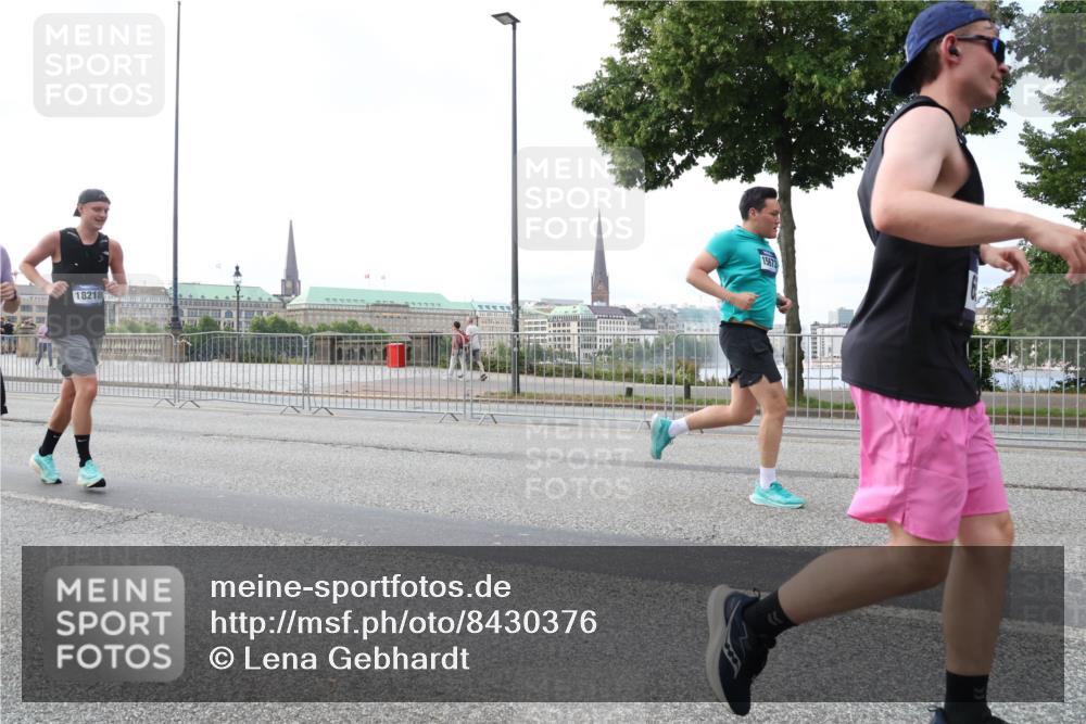 29.06.2025 - hella hamburg halbmarathon Lena Gebhardt http://msf.ph/oto/8430376 29.06.2025 10:07:29 Lombardsbrücke 18218, 15673, 1173, 1893, 2032, 2136, 2190, 3922, 4262, 4502, 4550, 5100, 5242, 5899, 6196, 6517, 6518, 6707, 6713, 6715, 6833, 7019, 7503, 7760, 9338, 9967, 10212, 10700, 10703, 11114, 11394, 11641, 11758, 12378, 12550, 15051, 15673, 16241, 16539, 17062, 17895, 18218, 18270, 18316, 18721, 19134 meine-sportfotos.de