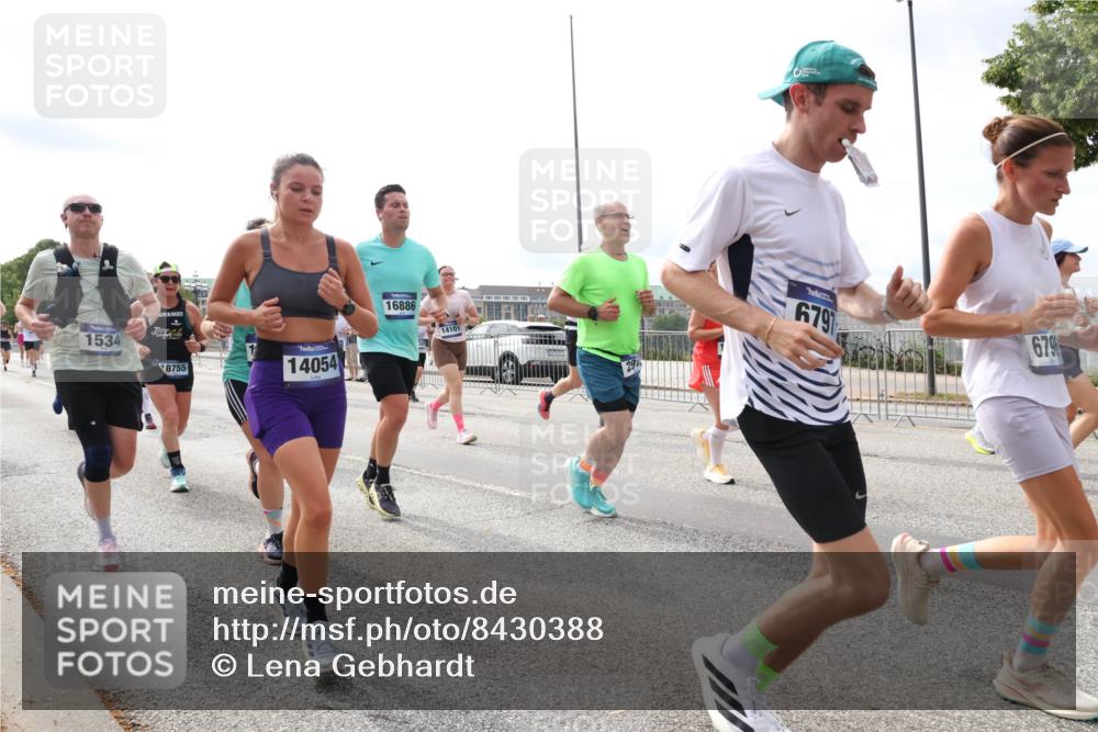29.06.2025 - hella hamburg halbmarathon Lena Gebhardt http://msf.ph/oto/8430388 29.06.2025 10:19:51 Lombardsbrücke 1534, 8755, 14054, 16886, 14101, 29, 6797, 679, 1110, 1115, 1145, 1154, 1332, 1534, 1708, 2017, 2064, 2357, 2405, 2441, 2795, 2895, 2918, 2993, 2995, 3278, 3446, 3678, 4108, 4110, 4170, 4539, 4562, 4570, 4737, 4739, 4979, 5035, 5123, 5251, 5397, 5449, 5849, 5878, 6444, 6796, 6797, 6872, 6874, 6939, 7137, 7143, 7248, 7249, 7519, 7808, 7836, 7917, 8146, 8387, 8427, 8537, 8738, 9196, 9856, 10349, 10540, 10550, 10594, 10622, 10701, 11028, 11036 meine-sportfotos.de