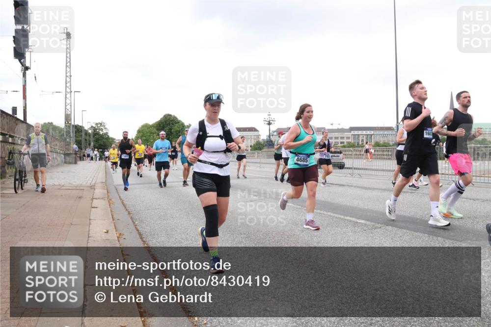 29.06.2025 - hella hamburg halbmarathon Lena Gebhardt http://msf.ph/oto/8430419 29.06.2025 10:54:12 Lombardsbrücke 13850, 4685, 1683, 1017, 1263, 1687, 1744, 1753, 1762, 1779, 1789, 1822, 1949, 2079, 2372, 2532, 2600, 2761, 2854, 3055, 3079, 3187, 3188, 3249, 3364, 3465, 3467, 3557, 3761, 3795, 3857, 4323, 4685, 4720, 4801, 4838, 4971, 5157, 5309, 5430, 5514, 5804, 5817, 5856, 5898, 5933, 5964, 6023, 6039, 6192, 6273, 6468, 6583, 6987, 6988, 7498, 7614, 7670, 7874, 7946, 8801, 8803, 8867, 8924, 9130, 9138, 9203, 9503, 9572, 10207, 11354, 11390, 11785 meine-sportfotos.de