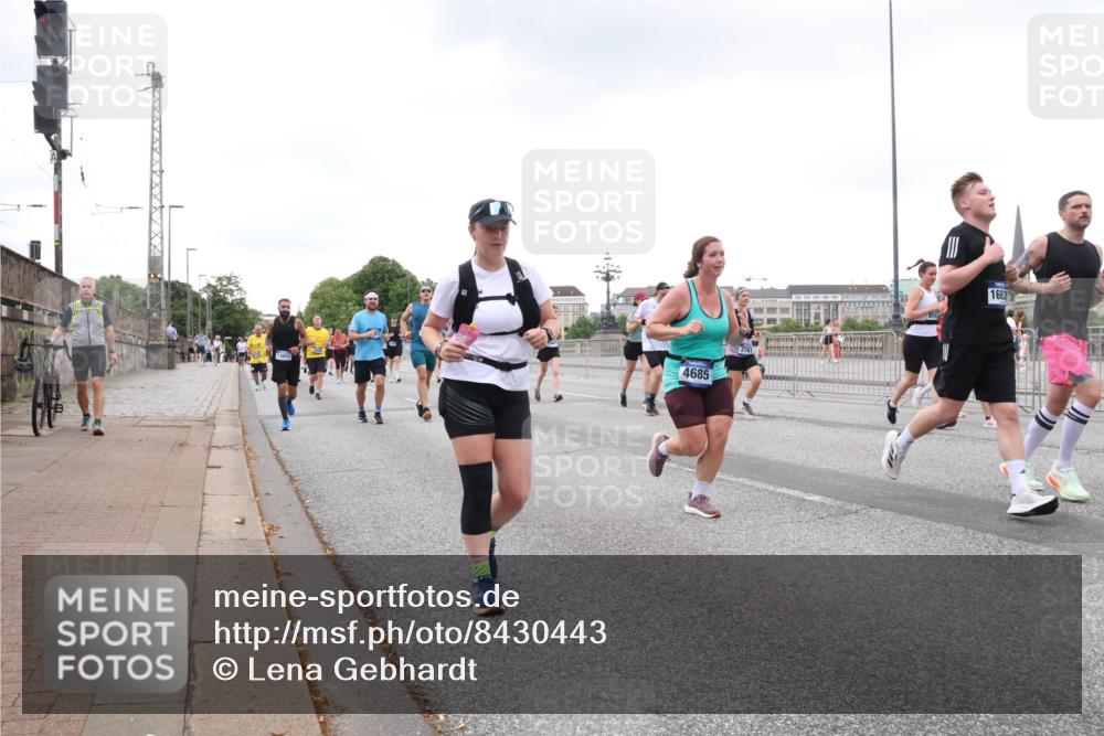 29.06.2025 - hella hamburg halbmarathon Lena Gebhardt http://msf.ph/oto/8430443 29.06.2025 10:54:12 Lombardsbrücke 4685, 1683, 1017, 1263, 1687, 1744, 1753, 1762, 1779, 1789, 1822, 1949, 2079, 2372, 2532, 2600, 2761, 2854, 3055, 3079, 3187, 3188, 3249, 3364, 3465, 3467, 3557, 3761, 3795, 3857, 4323, 4685, 4720, 4801, 4838, 4971, 5157, 5309, 5430, 5514, 5804, 5817, 5856, 5898, 5933, 5964, 6023, 6039, 6192, 6273, 6468, 6583, 6987, 6988, 7498, 7614, 7670, 7874, 7946, 8801, 8803, 8867, 8924, 9130, 9138, 9203, 9503, 9572, 10207, 11354, 11390, 11785 meine-sportfotos.de