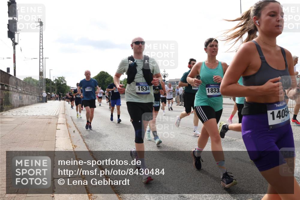 29.06.2025 - hella hamburg halbmarathon Lena Gebhardt http://msf.ph/oto/8430484 29.06.2025 10:19:52 Lombardsbrücke 791, 11999, 126, 1534, 1837, 1833, 8755, 1405, 1110, 1115, 1145, 1154, 1332, 1534, 1708, 2017, 2064, 2357, 2405, 2441, 2795, 2895, 2918, 2993, 2995, 3278, 3446, 3678, 4108, 4110, 4170, 4539, 4562, 4570, 4737, 4739, 4979, 5035, 5123, 5251, 5397, 5449, 5849, 5878, 6444, 6796, 6797, 6872, 6874, 6939, 7137, 7248, 7249, 7519, 7808, 7836, 7917, 8146, 8387, 8427, 8537, 8738, 9196, 9856, 10349, 10540, 10550, 10594, 10622, 10701, 11028, 11036 meine-sportfotos.de