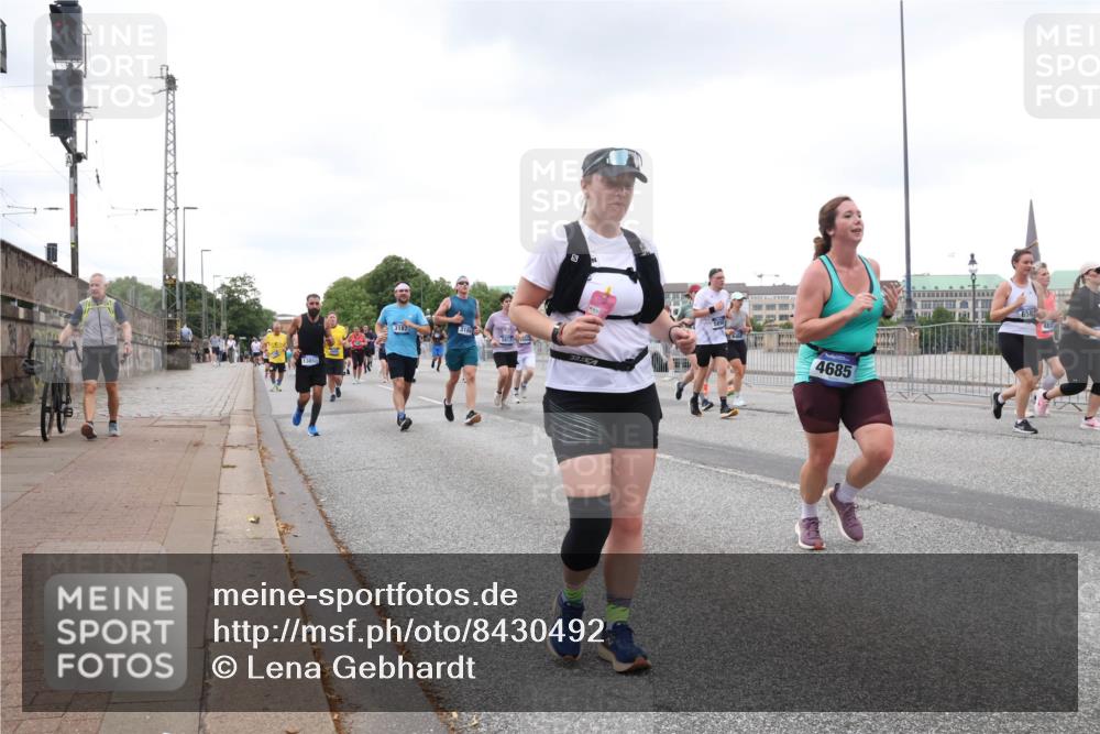 29.06.2025 - hella hamburg halbmarathon Lena Gebhardt http://msf.ph/oto/8430492 29.06.2025 10:54:12 Lombardsbrücke 3183, 4685, 1017, 1263, 1687, 1744, 1753, 1762, 1779, 1789, 1822, 1949, 2079, 2372, 2532, 2600, 2761, 2854, 3055, 3079, 3187, 3188, 3249, 3364, 3465, 3467, 3557, 3761, 3795, 3857, 4323, 4685, 4720, 4801, 4838, 4971, 5157, 5309, 5430, 5514, 5804, 5817, 5856, 5898, 5933, 5964, 6023, 6039, 6192, 6273, 6468, 6583, 6987, 6988, 7498, 7614, 7670, 7874, 7946, 8801, 8803, 8867, 8924, 9130, 9138, 9203, 9503, 9572, 10207, 11354, 11390, 11785 meine-sportfotos.de