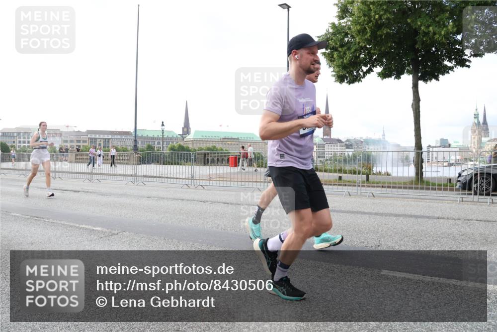29.06.2025 - hella hamburg halbmarathon Lena Gebhardt http://msf.ph/oto/8430506 29.06.2025 10:07:30 Lombardsbrücke 1173, 1893, 2032, 2136, 2190, 3922, 4262, 4502, 4550, 5100, 5242, 5899, 6196, 6517, 6518, 6707, 6713, 6715, 6833, 6918, 7019, 7503, 7760, 9338, 9967, 10212, 10700, 10703, 11114, 11394, 11641, 11758, 12378, 12550, 15051, 15673, 16241, 16539, 17062, 17895, 18218, 18270, 18316, 18721, 19134 meine-sportfotos.de