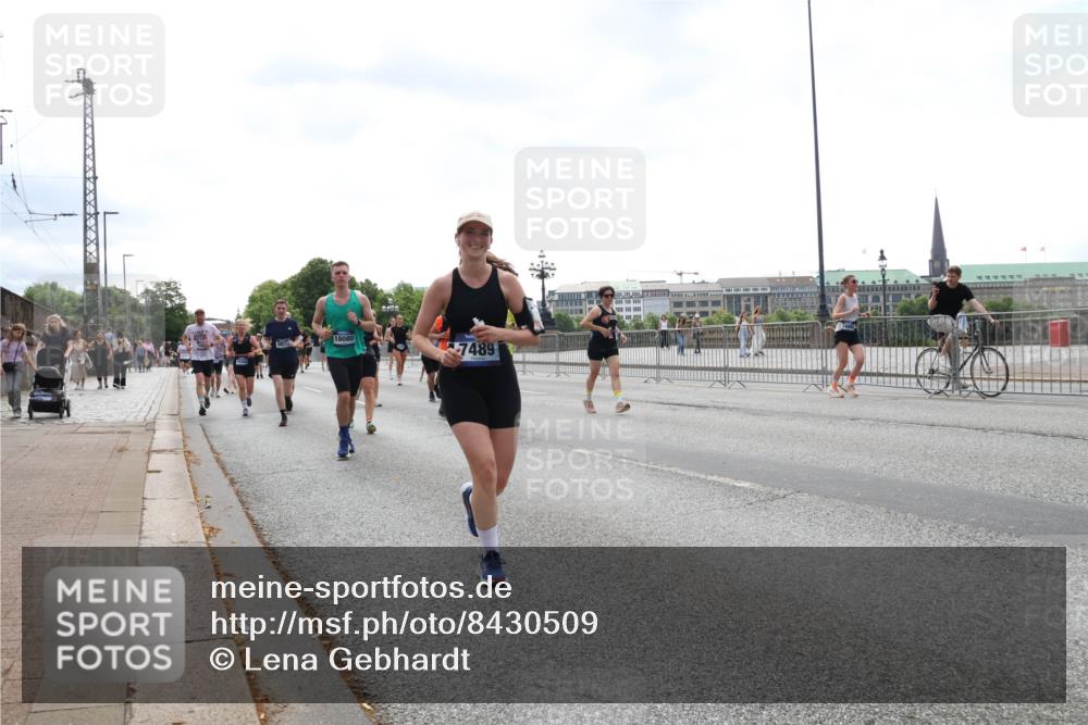 29.06.2025 - hella hamburg halbmarathon Lena Gebhardt http://msf.ph/oto/8430509 29.06.2025 10:44:03 Lombardsbrücke 18080, 987, 7489, 1023, 1026, 1095, 1306, 1310, 1400, 1459, 1519, 1802, 1804, 2073, 2186, 2343, 2610, 2692, 2733, 3065, 3288, 3596, 3597, 4627, 4636, 4866, 4898, 5001, 5127, 5192, 5201, 5214, 5293, 5730, 5731, 5890, 5902, 5905, 6036, 6334, 6895, 6971, 6973, 7197, 7205, 7206, 7326, 7489, 7504, 7610, 7818, 7842, 8000, 8058, 8272, 8504, 8591, 8763, 8870, 8957, 9073, 9510, 9704, 9831, 9879, 10097, 10223, 11955, 12322, 12803, 12995, 14654 meine-sportfotos.de
