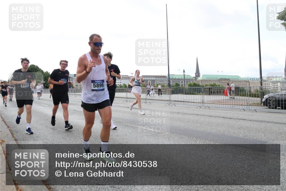 29.06.2025 - hella hamburg halbmarathon Lena Gebhardt http://msf.ph/oto/8430538 29.06.2025 10:07:30 Lombardsbrücke 6715, 07, 5899, 1173, 1893, 2032, 2136, 2190, 3922, 4262, 4502, 4550, 5100, 5242, 5899, 6196, 6517, 6518, 6707, 6713, 6715, 6833, 6918, 7019, 7503, 7760, 9338, 9967, 10212, 10700, 10703, 11114, 11394, 11641, 11758, 12378, 12550, 15051, 15673, 16241, 16539, 17062, 17895, 18218, 18270, 18316, 18721, 19134 meine-sportfotos.de
