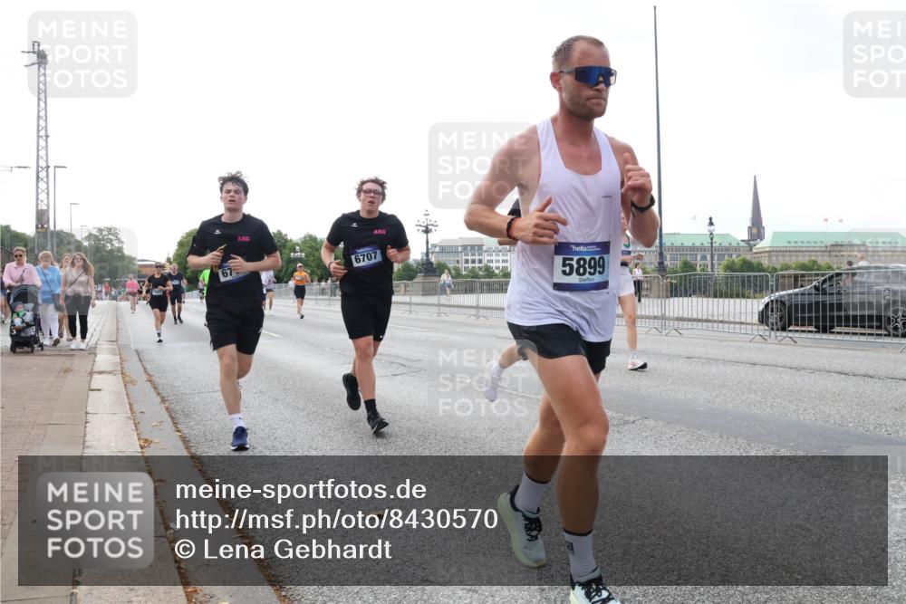 29.06.2025 - hella hamburg halbmarathon Lena Gebhardt http://msf.ph/oto/8430570 29.06.2025 10:07:31 Lombardsbrücke 6707, 5899, 1173, 1893, 2032, 2136, 2190, 3922, 4262, 4502, 4550, 5100, 5242, 5899, 6196, 6517, 6518, 6707, 6713, 6715, 6833, 6918, 7019, 7503, 7760, 9338, 9967, 10212, 10700, 10703, 11114, 11394, 11641, 11758, 12378, 12550, 15051, 15673, 16241, 16539, 17062, 17895, 18218, 18270, 18316, 18721, 19134 meine-sportfotos.de