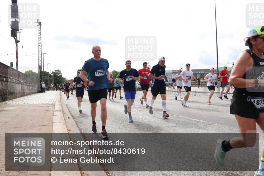 29.06.2025 - hella hamburg halbmarathon Lena Gebhardt http://msf.ph/oto/8430619 29.06.2025 10:19:53 Lombardsbrücke 7917, 11999, 1261, 5423, 618, 14428, 0, 875, 1110, 1115, 1145, 1154, 1332, 1534, 1708, 2017, 2064, 2357, 2405, 2441, 2795, 2918, 2993, 2995, 3278, 3446, 3678, 4108, 4110, 4170, 4539, 4562, 4570, 4737, 4739, 4979, 5035, 5123, 5251, 5397, 5449, 5659, 5849, 5878, 6444, 6796, 6797, 6872, 6874, 6939, 7137, 7248, 7249, 7519, 7808, 7836, 7917, 8146, 8387, 8427, 8537, 8738, 9196, 9856, 10349, 10540, 10550, 10594, 10622, 10701, 11028, 11036 meine-sportfotos.de