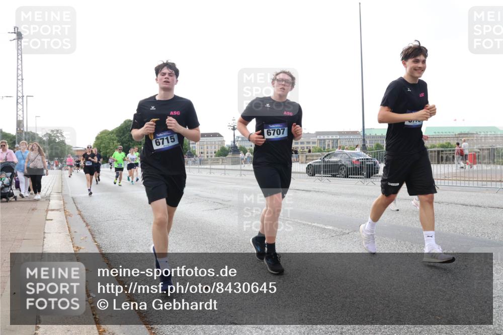 29.06.2025 - hella hamburg halbmarathon Lena Gebhardt http://msf.ph/oto/8430645 29.06.2025 10:07:31 Lombardsbrücke 6715, 6707, 1173, 1893, 2032, 2136, 2190, 3922, 4262, 4502, 4550, 5100, 5242, 5899, 6196, 6517, 6518, 6707, 6713, 6715, 6833, 6918, 7019, 7503, 7760, 9338, 9967, 10212, 10700, 10703, 11114, 11394, 11641, 11758, 12378, 12550, 15051, 15673, 16241, 16539, 17062, 17895, 18218, 18270, 18316, 18721, 19134 meine-sportfotos.de