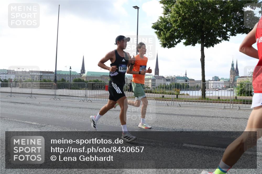 29.06.2025 - hella hamburg halbmarathon Lena Gebhardt http://msf.ph/oto/8430657 29.06.2025 09:44:45 Lombardsbrücke 13956, 1229, 1065, 1827, 2021, 2879, 3075, 3201, 3845, 3968, 4678, 5269, 5344, 5367, 6619, 7349, 8473, 8731, 8975, 9079, 10106, 10156, 10173, 10790, 10848, 11877, 12287, 12337, 12369, 13779, 13838, 13956, 14164, 14828, 15268, 15576, 15583, 15655, 15880, 16118, 16377, 16508, 16736, 17258, 17354, 18567, 18699, 19114 meine-sportfotos.de