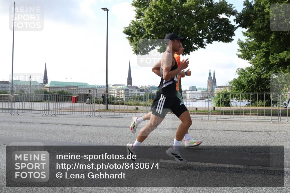 29.06.2025 - hella hamburg halbmarathon Lena Gebhardt http://msf.ph/oto/8430674 29.06.2025 09:44:45 Lombardsbrücke 1065, 1827, 2021, 2879, 3075, 3201, 3845, 3968, 4678, 5269, 5344, 5367, 6619, 7349, 8473, 8731, 8975, 9079, 10106, 10156, 10173, 10790, 10848, 11877, 12287, 12337, 12369, 13779, 13838, 13956, 14164, 14828, 15268, 15576, 15583, 15655, 15880, 16118, 16377, 16508, 16736, 17258, 17354, 18567, 18699, 19114 meine-sportfotos.de