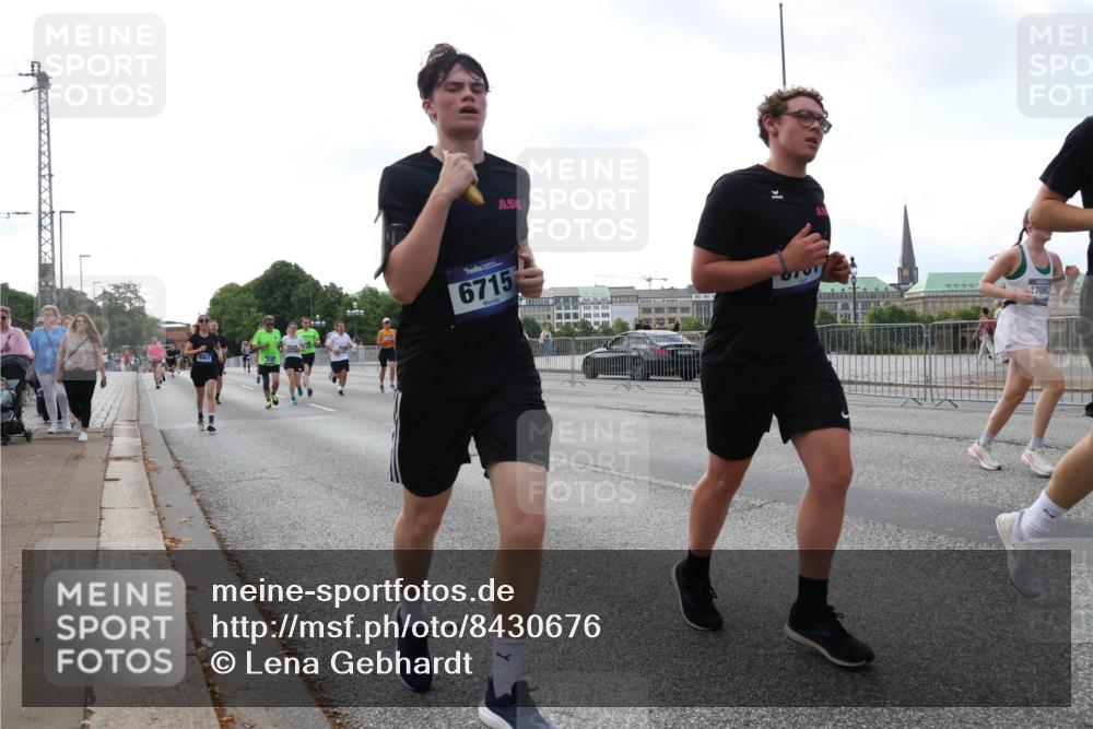 29.06.2025 - hella hamburg halbmarathon Lena Gebhardt http://msf.ph/oto/8430676 29.06.2025 10:07:32 Lombardsbrücke 6715, 7062, 1173, 1893, 2032, 2136, 2190, 3922, 4262, 4502, 4550, 5100, 5242, 5899, 6196, 6517, 6518, 6707, 6713, 6715, 6833, 6918, 7019, 7503, 7760, 9071, 9338, 9967, 10212, 10700, 10703, 11114, 11394, 11641, 11758, 12378, 12550, 15051, 15673, 16241, 16539, 16915, 17062, 17895, 18218, 18270, 18316, 18721, 19134 meine-sportfotos.de