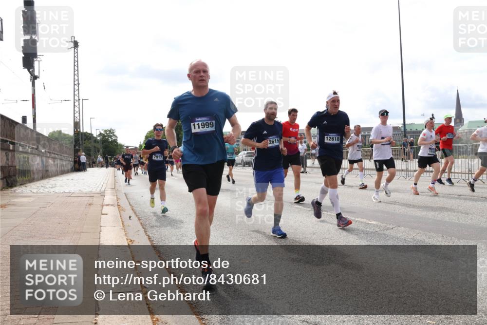 29.06.2025 - hella hamburg halbmarathon Lena Gebhardt http://msf.ph/oto/8430681 29.06.2025 10:19:53 Lombardsbrücke 7917, 11999, 2615, 12618, 1619, 1110, 1115, 1145, 1154, 1332, 1534, 1708, 2017, 2064, 2357, 2405, 2441, 2795, 2918, 2993, 2995, 3278, 3446, 3678, 4108, 4110, 4170, 4539, 4562, 4570, 4737, 4739, 4979, 5035, 5123, 5251, 5397, 5449, 5659, 5849, 5878, 6444, 6796, 6797, 6872, 6874, 6939, 7137, 7248, 7249, 7519, 7808, 7836, 7917, 8146, 8387, 8427, 8537, 8738, 9196, 9856, 10349, 10540, 10550, 10594, 10622, 10701, 11028, 11036 meine-sportfotos.de