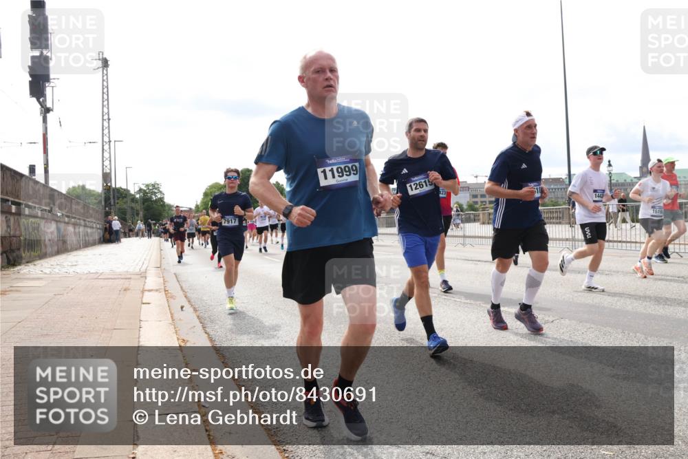 29.06.2025 - hella hamburg halbmarathon Lena Gebhardt http://msf.ph/oto/8430691 29.06.2025 10:19:53 Lombardsbrücke 7917, 11999, 12615, 1231, 1442, 16190, 1110, 1115, 1145, 1154, 1332, 1534, 1708, 2017, 2064, 2357, 2405, 2441, 2795, 2918, 2993, 2995, 3278, 3446, 3678, 4108, 4110, 4170, 4539, 4562, 4570, 4737, 4739, 4979, 5035, 5123, 5251, 5397, 5449, 5659, 5849, 5878, 6444, 6796, 6797, 6872, 6874, 6939, 7137, 7248, 7249, 7519, 7808, 7836, 7917, 8146, 8387, 8427, 8537, 8738, 9196, 9856, 10349, 10540, 10550, 10594, 10622, 10701, 11028, 11036 meine-sportfotos.de