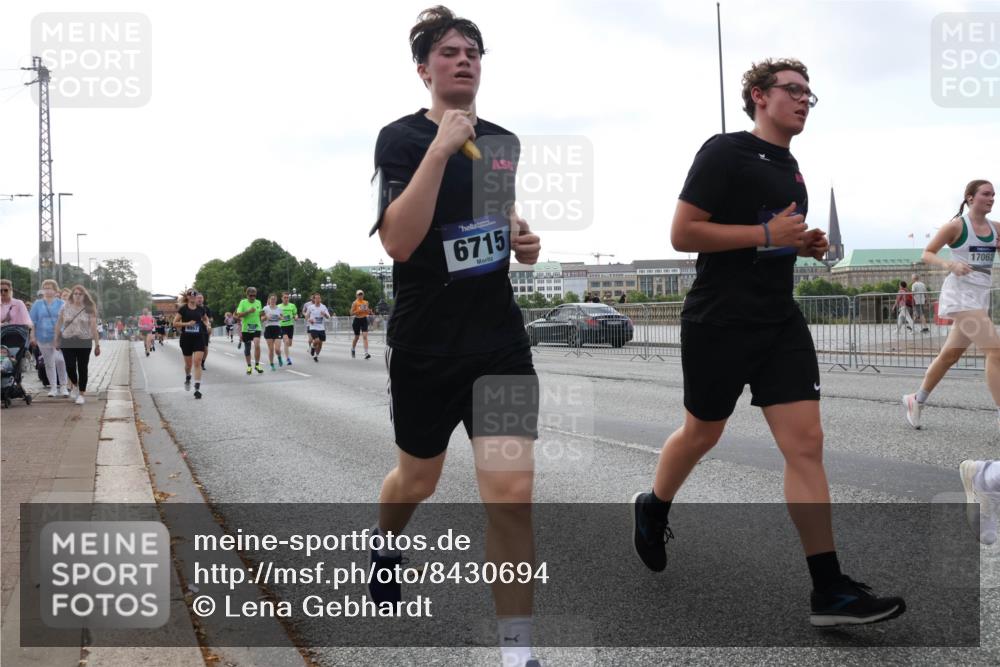 29.06.2025 - hella hamburg halbmarathon Lena Gebhardt http://msf.ph/oto/8430694 29.06.2025 10:07:32 Lombardsbrücke 6715, 17062, 1173, 1893, 2032, 2136, 2190, 3922, 4262, 4502, 4550, 5100, 5242, 5899, 6196, 6517, 6518, 6707, 6713, 6715, 6833, 6918, 7019, 7503, 7760, 9071, 9338, 9967, 10212, 10700, 10703, 11114, 11394, 11641, 11758, 12378, 12550, 15051, 15673, 16241, 16539, 16915, 17062, 17895, 18218, 18270, 18316, 18721, 19134 meine-sportfotos.de