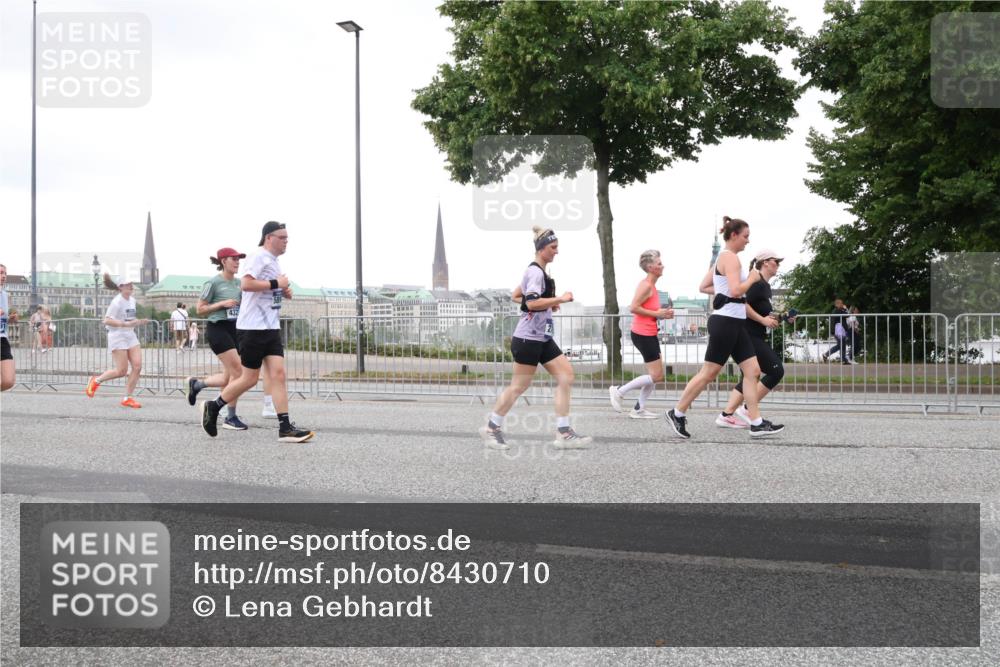 29.06.2025 - hella hamburg halbmarathon Lena Gebhardt http://msf.ph/oto/8430710 29.06.2025 10:54:15 Lombardsbrücke 432, 1017, 1263, 1687, 1744, 1753, 1762, 1779, 1789, 1822, 1949, 2079, 2244, 2372, 2532, 2600, 2761, 2854, 3055, 3079, 3187, 3188, 3249, 3364, 3465, 3467, 3557, 3761, 3795, 3857, 4323, 4685, 4720, 4838, 4971, 5157, 5185, 5216, 5309, 5430, 5514, 5804, 5817, 5898, 5933, 5964, 5993, 6023, 6039, 6192, 6279, 6468, 6583, 6987, 6988, 7498, 7614, 7670, 7874, 7946, 7986, 8801, 8803, 8867, 8924, 9130, 9138, 9203, 9503, 9572, 10207, 11354, 11390, 11785, 12930 meine-sportfotos.de