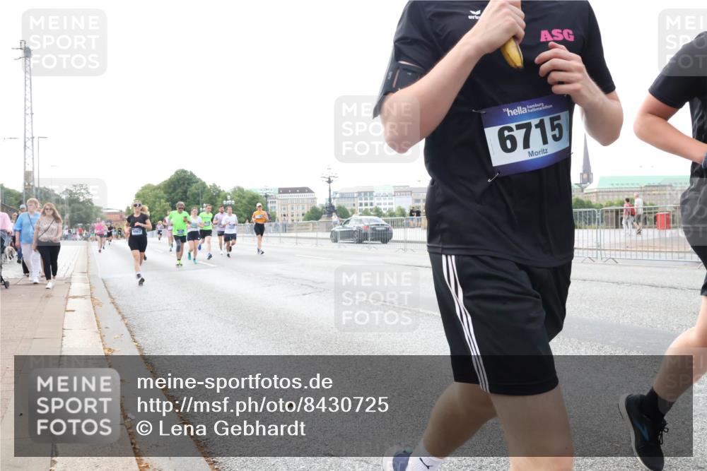 29.06.2025 - hella hamburg halbmarathon Lena Gebhardt http://msf.ph/oto/8430725 29.06.2025 10:07:32 Lombardsbrücke 6715, 1173, 1893, 2032, 2136, 2190, 3922, 4262, 4502, 4550, 5100, 5242, 5899, 6196, 6517, 6518, 6707, 6713, 6715, 6833, 6918, 7019, 7503, 7760, 9071, 9338, 9967, 10212, 10700, 10703, 11114, 11394, 11641, 11758, 12378, 12550, 15051, 15673, 16241, 16539, 16915, 17062, 17895, 18218, 18270, 18316, 18721, 19134 meine-sportfotos.de