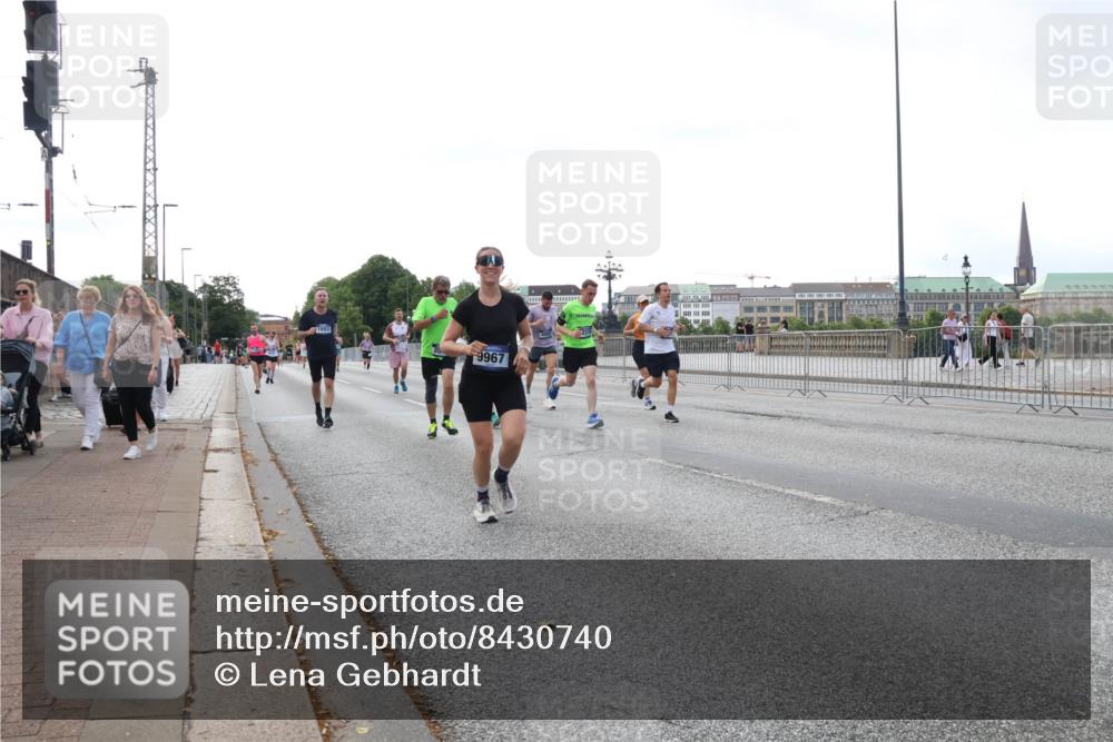 29.06.2025 - hella hamburg halbmarathon Lena Gebhardt http://msf.ph/oto/8430740 29.06.2025 10:07:34 Lombardsbrücke 1893, 9967, 237, 1173, 1893, 2032, 2136, 2190, 3922, 4262, 4502, 4550, 5100, 5242, 5899, 6196, 6517, 6518, 6707, 6713, 6715, 6833, 6918, 7019, 7760, 9071, 9338, 9967, 10212, 10700, 10703, 11114, 11394, 11641, 11758, 12378, 12789, 15051, 15673, 16241, 16539, 16915, 17062, 18218, 18270, 18721, 19134 meine-sportfotos.de