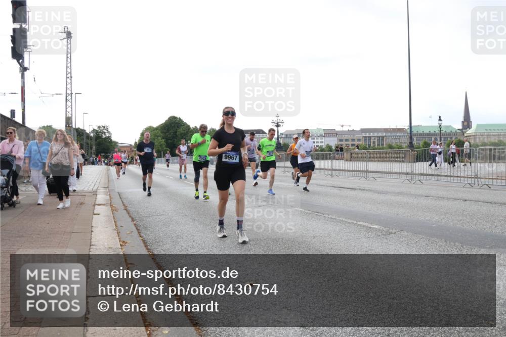 29.06.2025 - hella hamburg halbmarathon Lena Gebhardt http://msf.ph/oto/8430754 29.06.2025 10:07:35 Lombardsbrücke 1893, 9967, 1173, 1893, 2032, 2136, 2190, 2309, 3328, 3922, 4262, 4502, 4550, 5100, 5242, 5899, 6196, 6517, 6518, 6707, 6713, 6715, 6833, 6918, 7019, 7760, 9071, 9338, 9966, 9967, 10212, 10700, 10703, 11114, 11394, 11641, 11758, 12378, 12789, 15051, 15673, 16241, 16539, 16915, 17062, 18218, 18270, 18721, 19134 meine-sportfotos.de