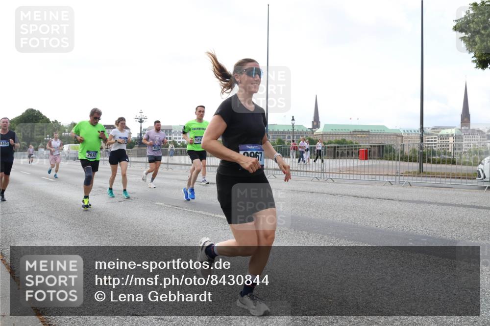 29.06.2025 - hella hamburg halbmarathon Lena Gebhardt http://msf.ph/oto/8430844 29.06.2025 10:07:35 Lombardsbrücke 893, 2032, 1237, 967, 1173, 1893, 2032, 2136, 2190, 2309, 3328, 3922, 4262, 4502, 4550, 5100, 5242, 5899, 6196, 6517, 6518, 6707, 6713, 6715, 6833, 6918, 7019, 7760, 9071, 9338, 9966, 9967, 10212, 10700, 10703, 11114, 11394, 11641, 11758, 12378, 12789, 15051, 15673, 16241, 16539, 16915, 17062, 18218, 18270, 18721, 19134 meine-sportfotos.de