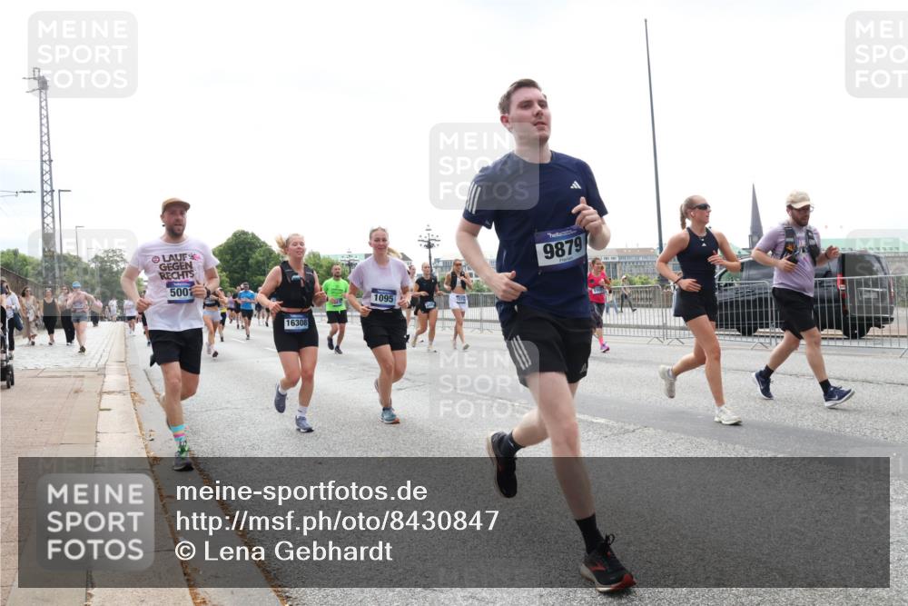 29.06.2025 - hella hamburg halbmarathon Lena Gebhardt http://msf.ph/oto/8430847 29.06.2025 10:44:07 Lombardsbrücke 500, 16308, 1095, 9879, 1026, 1095, 1306, 1310, 1345, 1459, 1519, 1802, 1804, 2073, 2186, 2343, 2610, 2692, 2733, 3065, 3288, 3596, 3597, 4496, 4627, 4636, 4898, 5001, 5127, 5192, 5201, 5293, 5647, 5730, 5731, 5890, 5902, 5905, 6036, 6334, 6895, 6971, 6973, 7205, 7206, 7326, 7489, 7504, 7610, 7818, 7842, 8000, 8058, 8272, 8591, 8763, 8870, 8957, 9073, 9510, 9704, 9879, 10097, 10223, 11825, 11955, 12322, 12803, 12995, 13390, 13906, 14091, 14123, 14654 meine-sportfotos.de