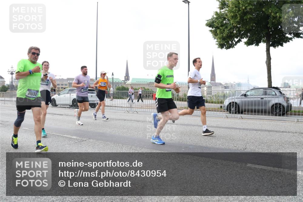29.06.2025 - hella hamburg halbmarathon Lena Gebhardt http://msf.ph/oto/8430954 29.06.2025 10:07:37 Lombardsbrücke 2032, 51, 4502, 6196, 1079, 1173, 1893, 2032, 2136, 2190, 2309, 3328, 3922, 4262, 4502, 4550, 5100, 5242, 5899, 6196, 6517, 6518, 6707, 6713, 6715, 6833, 6918, 7019, 7760, 9071, 9338, 9966, 9967, 10212, 10700, 10703, 11114, 11394, 11641, 11758, 12378, 12789, 15051, 15673, 16241, 16539, 16915, 17062, 18218, 18270, 18721, 19134 meine-sportfotos.de