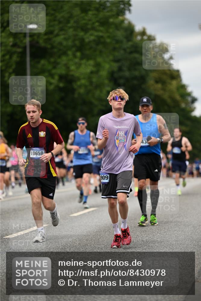 29.06.2025 - hella hamburg halbmarathon Dr. Thomas Lammeyer http://msf.ph/oto/8430978 29.06.2025 10:52:06 Kennedybrücke 1073, 1430, 1434, 1523, 1618, 2163, 2211, 2320, 2407, 2418, 2491, 2882, 3679, 4239, 4974, 5796, 6255, 6256, 6879, 7240, 8105, 8158, 8270, 9018, 9356, 9758, 10075, 10658, 10777, 10903, 11276 meine-sportfotos.de