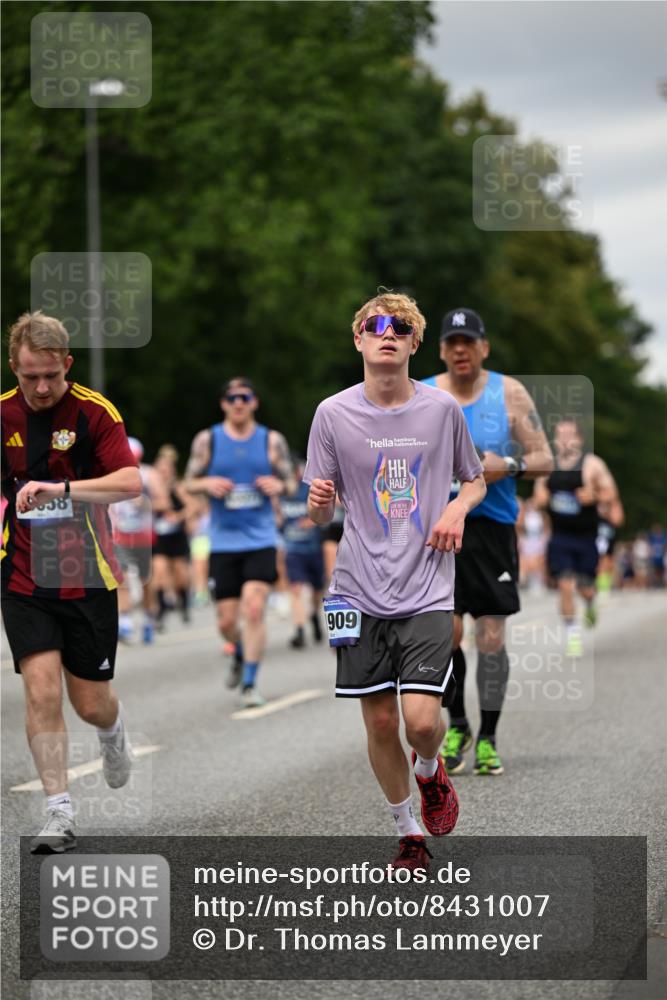 29.06.2025 - hella hamburg halbmarathon Dr. Thomas Lammeyer http://msf.ph/oto/8431007 29.06.2025 10:52:07 Kennedybrücke 1073, 1430, 1434, 1523, 1618, 2163, 2211, 2320, 2407, 2418, 2491, 2882, 3679, 4239, 4974, 5796, 6255, 6256, 6879, 7240, 8105, 8158, 8270, 9018, 9356, 9758, 10075, 10658, 10777, 10903, 11276 meine-sportfotos.de