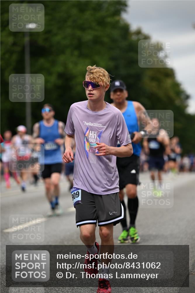 29.06.2025 - hella hamburg halbmarathon Dr. Thomas Lammeyer http://msf.ph/oto/8431062 29.06.2025 10:52:08 Kennedybrücke 1073, 1430, 1434, 1523, 1618, 2163, 2195, 2211, 2320, 2407, 2418, 2491, 2882, 3679, 4239, 4974, 5796, 6255, 6256, 6879, 7240, 8105, 8158, 8270, 9018, 9356, 9758, 10075, 10658, 10777, 10903, 11276 meine-sportfotos.de
