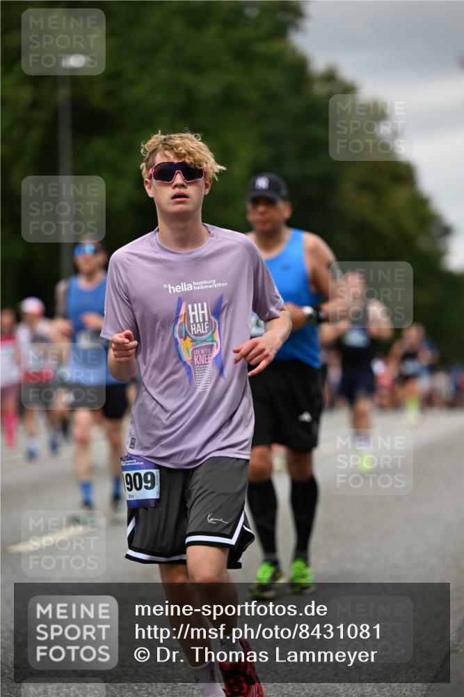 29.06.2025 - hella hamburg halbmarathon Dr. Thomas Lammeyer http://msf.ph/oto/8431081 29.06.2025 10:52:09 Kennedybrücke 1073, 1430, 1434, 1523, 1618, 2163, 2195, 2211, 2320, 2407, 2418, 2491, 2882, 3468, 3679, 4239, 4974, 5796, 6255, 6256, 6879, 7240, 8105, 8158, 8270, 9018, 9356, 9758, 10075, 10658, 10777, 10903, 11276 meine-sportfotos.de