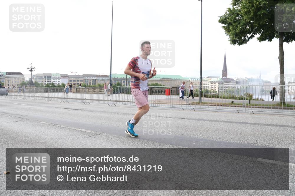 29.06.2025 - hella hamburg halbmarathon Lena Gebhardt http://msf.ph/oto/8431219 29.06.2025 10:07:40 Lombardsbrücke 721, 1079, 1173, 1893, 2032, 2136, 2190, 2309, 3328, 3922, 4228, 4502, 4550, 4864, 5100, 5242, 5287, 5899, 6196, 6517, 6518, 6707, 6713, 6715, 6918, 7019, 7760, 9071, 9338, 9966, 9967, 10212, 10700, 10703, 11114, 11394, 11641, 11758, 12378, 12789, 13458, 15051, 15673, 16241, 16539, 16915, 17062, 18218, 18270, 18531, 18721, 19134 meine-sportfotos.de