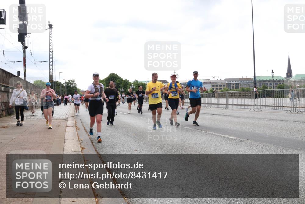 29.06.2025 - hella hamburg halbmarathon Lena Gebhardt http://msf.ph/oto/8431417 29.06.2025 10:44:13 Lombardsbrücke 5127, 9073, 7326, 1802, 1804, 1026, 1095, 1306, 1345, 1459, 1519, 1802, 1804, 2073, 2186, 2343, 2610, 2692, 2733, 3065, 3288, 3596, 3597, 4496, 4627, 4636, 4898, 5001, 5127, 5293, 5647, 5649, 5730, 5731, 5890, 5902, 5905, 6002, 6036, 6334, 6895, 7216, 7326, 7489, 7610, 7818, 7842, 8058, 8272, 8591, 8763, 8870, 8957, 9073, 9510, 9704, 9879, 10223, 10303, 10304, 11825, 11955, 12322, 12409, 12803, 12995, 13262, 13330, 13390, 13906, 14091, 14123, 14654 meine-sportfotos.de