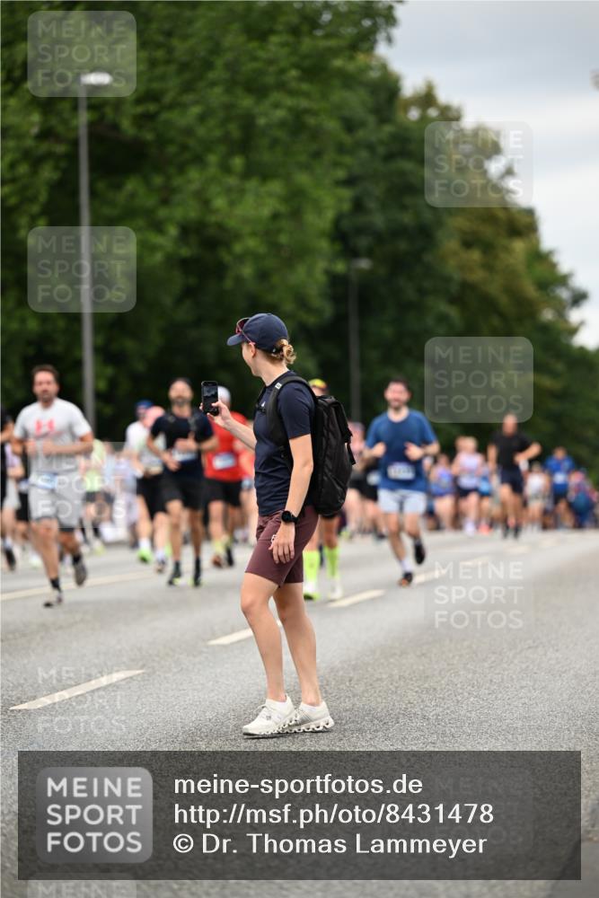 29.06.2025 - hella hamburg halbmarathon Dr. Thomas Lammeyer http://msf.ph/oto/8431478 29.06.2025 10:52:17 Kennedybrücke 1045, 1430, 1434, 1523, 2148, 2163, 2195, 2407, 2418, 2882, 2994, 3468, 3504, 3679, 4037, 4239, 4588, 4974, 5796, 5886, 6255, 6256, 6879, 7412, 8105, 8270, 8310, 8948, 9018, 9356, 10075, 10658, 10777, 10903, 10991, 11351 meine-sportfotos.de