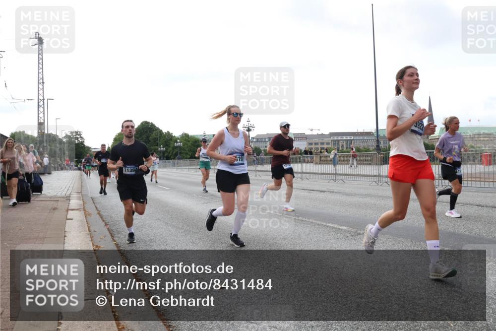 29.06.2025 - hella hamburg halbmarathon Lena Gebhardt http://msf.ph/oto/8431484 29.06.2025 10:07:44 Lombardsbrücke 11394, 1913, 19, 1070, 3922, 1079, 1173, 1893, 2032, 2136, 2190, 2309, 3328, 3922, 4228, 4502, 4550, 4864, 5100, 5242, 5287, 6196, 6517, 6518, 6707, 6713, 6715, 6918, 7019, 7760, 9071, 9338, 9966, 9967, 10212, 10700, 10703, 11114, 11394, 11641, 12378, 12789, 12893, 13458, 15051, 15673, 15785, 16241, 16539, 16809, 16915, 17062, 18218, 18270, 18531, 18721, 19134 meine-sportfotos.de