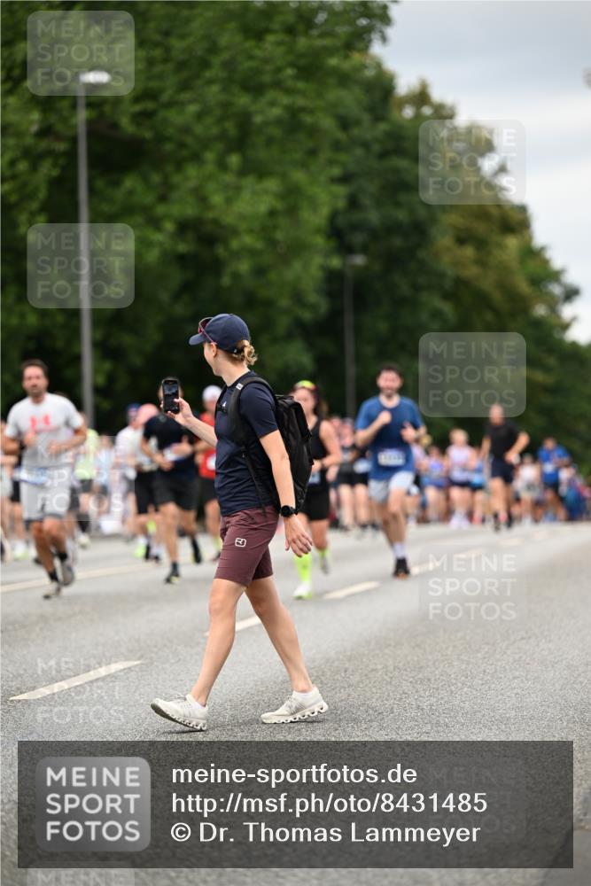 29.06.2025 - hella hamburg halbmarathon Dr. Thomas Lammeyer http://msf.ph/oto/8431485 29.06.2025 10:52:17 Kennedybrücke 1045, 1430, 1434, 1523, 2148, 2163, 2195, 2407, 2418, 2882, 2994, 3468, 3504, 3679, 4037, 4239, 4588, 4974, 5796, 5886, 6255, 6256, 6879, 7412, 8105, 8270, 8310, 8948, 9018, 9356, 10075, 10658, 10777, 10903, 10991, 11351 meine-sportfotos.de