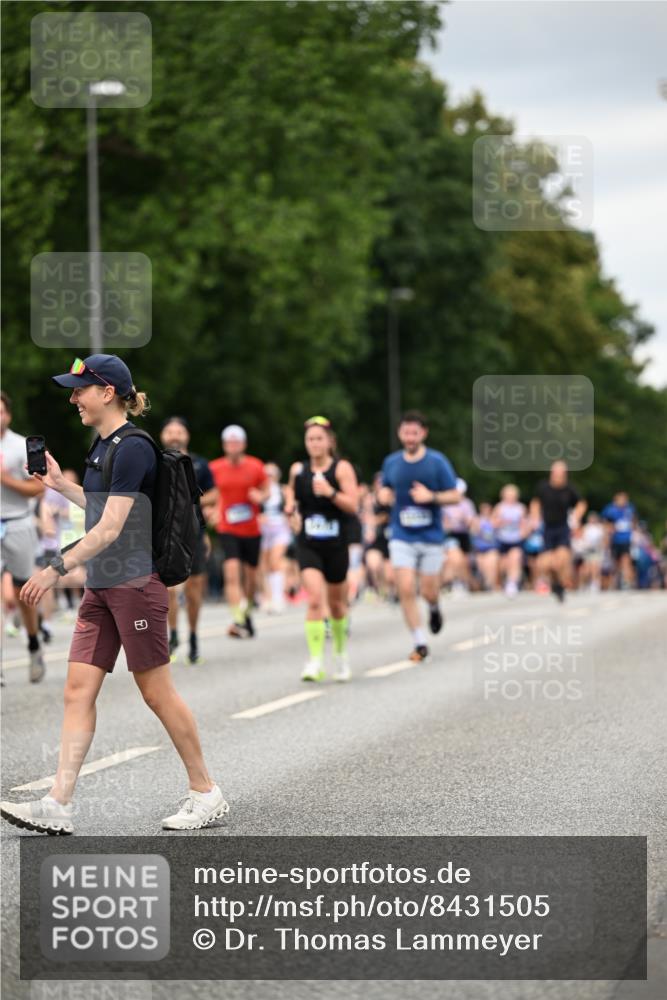 29.06.2025 - hella hamburg halbmarathon Dr. Thomas Lammeyer http://msf.ph/oto/8431505 29.06.2025 10:52:17 Kennedybrücke 1045, 1430, 1434, 1523, 2148, 2163, 2195, 2407, 2418, 2882, 2994, 3468, 3504, 3679, 4037, 4239, 4588, 4974, 5796, 5886, 6255, 6256, 6879, 7412, 8105, 8270, 8310, 8948, 9018, 9356, 10075, 10658, 10777, 10903, 10991, 11351 meine-sportfotos.de