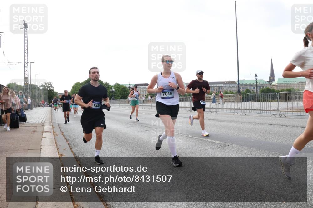 29.06.2025 - hella hamburg halbmarathon Lena Gebhardt http://msf.ph/oto/8431507 29.06.2025 10:07:44 Lombardsbrücke 1394, 7019, 1079, 1173, 1893, 2032, 2136, 2190, 2309, 3328, 3922, 4228, 4502, 4550, 4864, 5100, 5242, 5287, 6196, 6517, 6518, 6707, 6713, 6715, 6918, 7019, 7760, 9071, 9338, 9966, 9967, 10212, 10700, 10703, 11114, 11394, 11641, 12378, 12789, 12893, 13458, 15051, 15673, 15785, 16241, 16539, 16809, 16915, 17062, 18218, 18270, 18531, 18721, 19134 meine-sportfotos.de