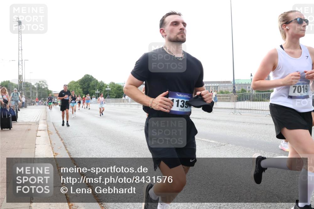 29.06.2025 - hella hamburg halbmarathon Lena Gebhardt http://msf.ph/oto/8431576 29.06.2025 10:07:45 Lombardsbrücke 7, 139, 7019, 1079, 1173, 1527, 1893, 2032, 2136, 2190, 2309, 3328, 3922, 4228, 4502, 4550, 4864, 5100, 5242, 5287, 6196, 6517, 6518, 6707, 6713, 6715, 6918, 7019, 7760, 9071, 9338, 9966, 9967, 10212, 10700, 10703, 11114, 11394, 11641, 12378, 12789, 12893, 13458, 15051, 15673, 15785, 16241, 16539, 16809, 16915, 17062, 18218, 18270, 18531, 18721, 19134 meine-sportfotos.de
