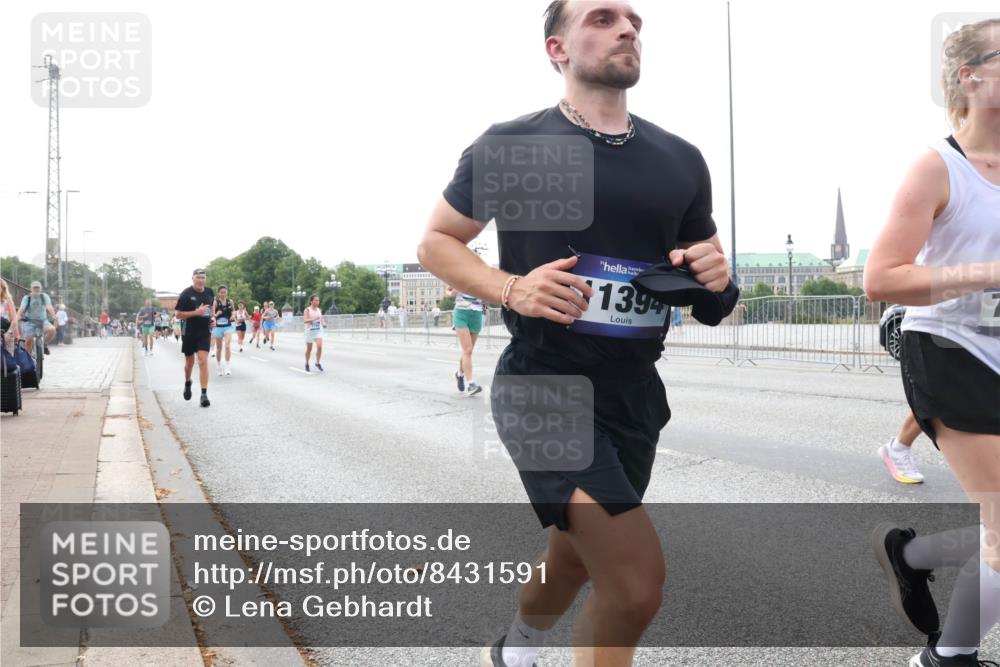 29.06.2025 - hella hamburg halbmarathon Lena Gebhardt http://msf.ph/oto/8431591 29.06.2025 10:07:45 Lombardsbrücke 1394, 1079, 1173, 1527, 1893, 2032, 2136, 2190, 2309, 3328, 3922, 4228, 4502, 4550, 4864, 5100, 5242, 5287, 6196, 6517, 6518, 6707, 6713, 6715, 6918, 7019, 7760, 9071, 9338, 9966, 9967, 10212, 10700, 10703, 11114, 11394, 11641, 12378, 12789, 12893, 13458, 15051, 15673, 15785, 16241, 16539, 16809, 16915, 17062, 18218, 18270, 18531, 18721, 19134 meine-sportfotos.de